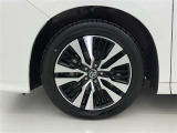 純正アルミホイールが車の雰囲気を引き立てますね!