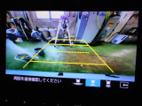 バックカメラの画像です。ガイドラインがスムースな車庫入れをサポートいたします。車庫入れの安心感がアップしますね。