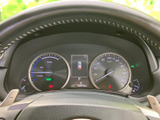 速度や車両情報をメーター内で確認でき、走行に必要な情報をまとめて把握しやすい配置です。中央の表示も視線を向けやすく、運転中の情報確認をサポートしてくれます。