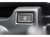 【左電動スライドドア】力を入れずにラクラクドア開閉♪左側電動スライドドア装備車両◎右側スライドドアは手動開閉です。狭い駐車場での乗り降りもラクラク♪挟み込み防止機構装備でお子様の乗り降りも安心◎