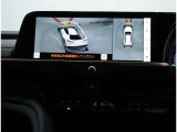 サイドクリアランスビュー表示中に、旋回時の運転操作に合わせて自動で車両を斜め後方から見たような映像を表示。