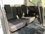 三列目には横並びのシートとヘッドレストが備わり、後席の同乗者にも居場所を確保できます。足元には床面が広がり、落ち着いた色合いの内装で、乗車時の過ごしやすさにも配慮された空間です。
