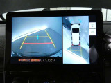 【全周囲モニター】車を上空から見下ろしたような映像をカーナビ画面に映し出し、車庫入れや縦列駐車をサポートしてくれます。