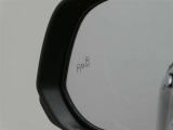 隣車線を走る車両をレーダーで検知し、ドアミラーでは確認しにくい後側方エリアに存在する車両に加え、急接近してくる車両も検知します。車両を検知するとドアミラーに搭載されたLEDインジケーターが点灯します。