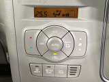 【オートエアコン】一度お好みの温度に設定すれば、車内の温度を検知し風量や温度を自動で調整。暑い&hellip;寒い&hellip;と何度もスイッチ操作をする必要はありません。快適な車内空間には必須の機能ですね♪