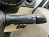 表示がレバー上に配置され、運転席から操作位置を確認しやすいのが便利です。方向指示やライト関連の表示がまとまり、走行中も視線を大きく移さず確認しやすい実用的な装備です。