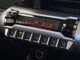 【 オートエアコン 】車内温度を感知して自動で温度調整をしてくれるのでいつでも快適な車内空間を創り上げます。