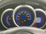速度やエンジン回転数、燃料残量など、運転に必要な情報がまとまって表示されます。青い照明と見やすい目盛りで確認しやすく、日々の運転を支える実用的な計器まわりです。