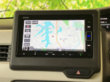現在地周辺の道路や地名を地図上で確認でき、画面内には縮尺や時刻も表示されています。目的地までの道順を確認したい場面で役立ち、普段の移動から初めて訪れる場所まで、行き先を把握しやすい装備です。