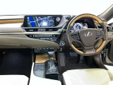 運転席周りのレイアウトをご覧ください。ナビゲーションが綺麗に装着されすっきり収まってますね!