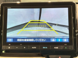 リバースギアに入れるだけで後方の表示へ切り替わります。夜間や雨の日の駐車も楽になりますよ。