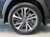 純正のアルミホイール装着車です。タイヤサイズは225/50R18です。