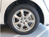純正アルミホイール。デザインが素敵ですね。お車全体のイメージ変わりますね。ホイールの重量やタイヤの放熱性など性能面に大きく関わる部分ですよね。タイヤサイズは 185/60R15 です。
