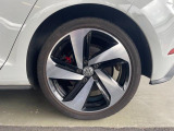 22540R18DCC付GTI専用アルミホイール。レッドキャリパーがアクセントです。