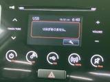USBやCD、ラジオの選択ボタンに加え、音量調整もまとまった配置です。画面には選択中の音源が表示され、普段使いの際にも確認しやすい構成となっています。