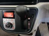 運転席まわりをすっきりまとめたインパネシフトは、手を伸ばした自然な位置にシフトレバーが配置されており、街中でのストップ&ゴーや駐車時の操作がとてもスムーズです