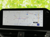 地図が画面いっぱいに表示され、周辺の道路や地名を確認しやすい画面です。目的地検索などのメニューも見やすく配置されており、日々のお出かけで扱いやすいナビゲーションです。