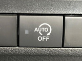 【アイドリングストップ】赤信号や渋滞で停車した際にエンジンを停止し、無駄な燃料の消費を抑えます。燃費向上や環境保護につなげる機能♪エンジンはブレーキを離せば再始動します。