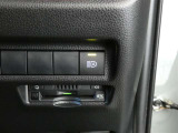 オートマチックハイビーム装備です。先行車や対向車のライトを認識し、ハイビームとロービームを自動で切り替える機能です。夜道の視界を確保します。詳細は販売店スタッフまでおたずねください。