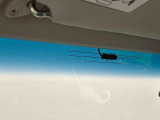 ブルーのスモーク加工が眩しさを抑えてくれるトップシェイドガラス(フロントウインドゥ)
