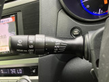 前後のワイパーに関する表示がレバー上にまとめられ、運転席から設定を確認しやすい配置です。雨天時など視界の変化に合わせて使い分けられ、日常の運転をサポートします。
