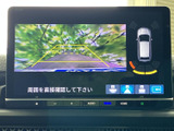 後方の映像に加えて車両周辺の表示も確認でき、駐車時の安全確認をサポートします。ガイド線を目安に後退しやすく、駐車スペースに合わせて車を寄せたい場面でも心強い装備です。