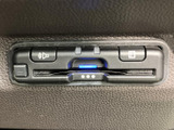 カードを挿入するスロットと状態を示すランプ、操作ボタンを備えた機器です。走行前にカードのセット状況を確認しやすく、高速道路を利用する際にも便利です。