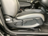 【前席】運転席にはシート高を調整できるハイトアジャスターが装備され、幅広いシートポジションの設定が可能になっております♪