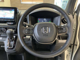 運転している間、長く触れているものだから手になじむハンドルがいいですよね。本革巻のステアリングは乗れば乗るほど手になじんでいきます。