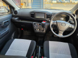 後ろの席から見た運転席まわりです。ダッシュボードの真ん中にナビが付いています。
