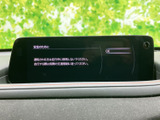 ダッシュボード中央の画面に案内や各種情報が表示され、運転席から確認しやすい位置に配置されています。視線の移動を抑えながら必要な情報を把握しやすい装備です。