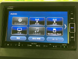 画面からテレビやラジオ、ディスクなどの項目を選べる構成です。各メニューがアイコンで表示され、使いたい機能を探しやすいので、日々の移動中も目的に合わせて活用できます。
