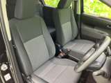 運転席と助手席は落ち着いた色合いでまとめられ、座面と背もたれの柄がアクセント。前方や横方向の視界も広く、乗り降りしやすい空間が広がります。