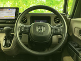 天候に応じたワイパー操作を手元で行えるレバーを備えています。運転姿勢を保ったまま扱いやすく、雨天時も前方の確認に意識を向けやすい、日常の運転を支える装備です。
