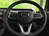 握りやすい円形の形状に、手元で確認できるスイッチ類を配置。運転姿勢を大きく変えずに必要な操作へ手を伸ばしやすく、毎日の運転をすっきりサポートします。