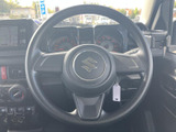 握りやすい円形のステアリングを採用し、運転席から自然に手を伸ばせる位置にあります。前方を見ながらハンドルを操作しやすく、日々の運転を支えるシンプルな構成です。