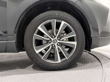 アルミホイールを装備、タイヤサイズは225/60R18です。