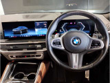 【ハンドル】ドライバーとBMW車の一体感がダイレクトに伝わるステアリングホイール。形状・太さへの拘りに加えて、操作性を高める為にスイッチ類も配置。クイックかつ安定のドライビングを体感下さい!