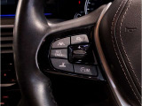 運転中にもオーディオの音量やFMの切り替えなどステアリングでの操作で切り替え可能なため、ステアリングから手を放す必要がない為、運転中でも操作が簡単でございます。
