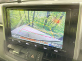 【バックカメラ】駐車時に後方がリアルタイム映像で確認できます。大型商業施設や立体駐車場での駐車時や、夜間のバック時に大活躍!運転スキルに関わらず、今や必須となった装備のひとつです!