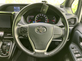 手元にスイッチ類を備え、運転姿勢を保ったまま各種機能を扱いやすい構成です。メーターも視線の先に収まり、日々の運転をサポートします。