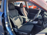 運転席と助手席を左側から写しました。黒い布シートの横に、オレンジのラインが入っています。