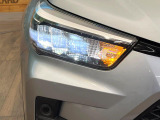 【LEDヘッドライト】悪天候や夜間走行時も良好な視界を確保し安心して運転できる高輝度LEDヘッドライトを装備!点灯速度が早く、消費電力も抑えられています。