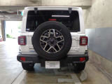 スペアタイヤを背負った箱型クロスカントリーマシン。後ろから見てもJEEPとしか言いようのないこのカタチ。