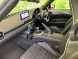 座席からダッシュボードまで見渡せるため、運転時の視界や室内のまとまりをイメージしやすい空間です。落ち着いた色合いのシートと足元まわりも確認でき、乗車前の参考になります。