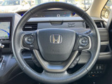 手元には複数のスイッチが配置され、運転姿勢を保ちながら各種機能を操作できます。表示が見やすく、必要な操作を手元で行いやすい構成です。日々の運転をサポートする便利な装備です。