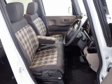 フロントシートはベンチシートです、運転席と助手席の移動が簡単です。 また運転席シートの高さも調整できます。