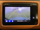 リバースギアに入れるだけで後方の表示へ切り替わります。夜間や雨の日の駐車も楽になりますよ。