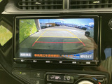 後方の様子をモニターで確認でき、駐車や車庫入れの際の安全確認をサポートします。画面には目安となるガイド線も表示され、周囲の状況を見ながら位置を調整しやすい装備です。