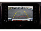 【バックモニター】 後退時に車両の後ろ側を表示します。車庫入れなどでバックする際に安心です。